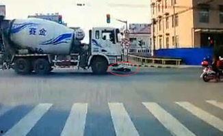 国产车撞搅拌车事件视频,惊险瞬间引发关注