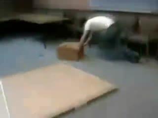 国产尿不湿搞笑视频,宝宝“翻车”瞬间，笑料百出！