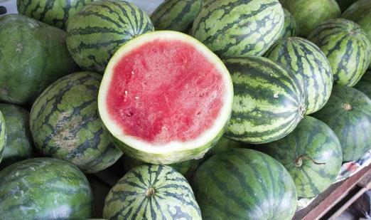 国产西瓜好吃不贵吗视频,美味又实惠，国产农业的骄傲